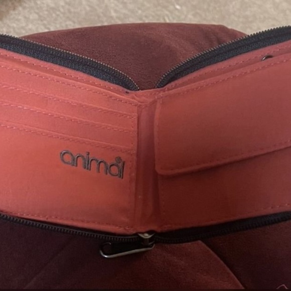 Brand New Animal Billfold Wallet with Roses - Picture 2 of 2